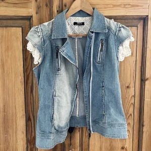 Jeansjacka  - Söt och unik jeansjacka. Storlek S-M!