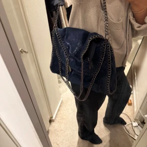 Glittrig väska  - Säljer denna väskan som jag köpt på en marknad i spanien. Man kan ha väskan på två olika sätt! 💕