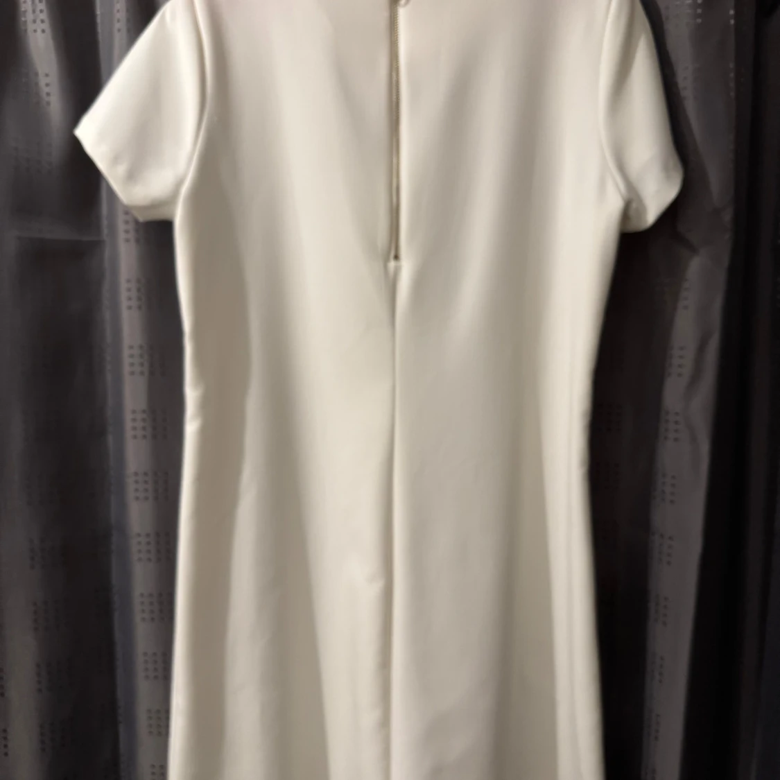 Vit klänning med dragkedja - 90