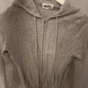 Soft goat hoodie - Såå fin kashmir hoodie från soft goat, enda defekten är en liten fläck på ärmen som säkert går att få bort i tvätten (se sista bilden). Nypris 2000kr