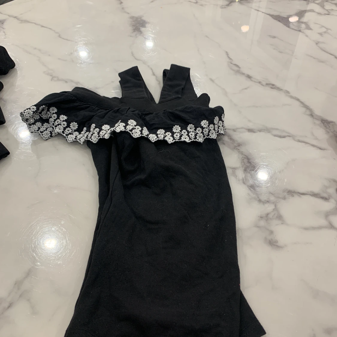 Svart topp med volang och blommig spets från Lost Ink - 90