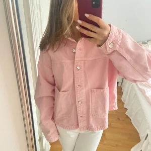 Rosa jeansjacka från Zara - Säljer en snygg rosa jeansjacka från Zara. Jackan har en avslappnad passform med knappar framtill och stora fickor. Perfekt för vår och sommar! Endast använd en gång och köpt i somras. 