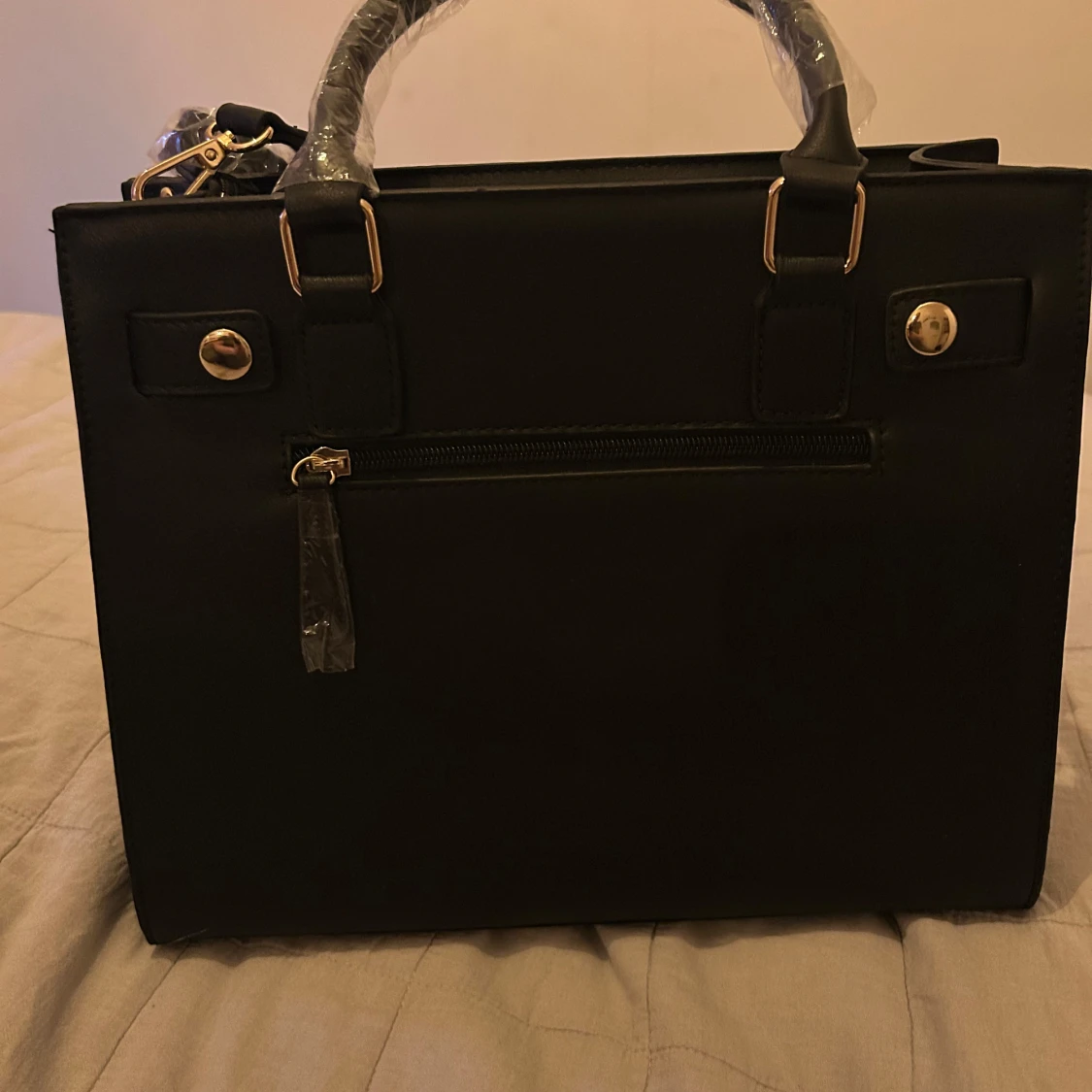 Svart handväska med gulddetaljer - 90