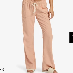 Roxy linnebyxor  - Säljer eftersom de är för stora på mig! De är slut i storlek XS-L, perfekta till sommaren🩷🩷