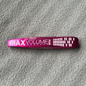 Wet n Wild Mascara - Max Volume Plus Mascara från Wet n Wild i en snygg rosa förpackning. Den har en volymgivande borste som ger fylliga fransar. Helt ny, inte ens öppnad. 