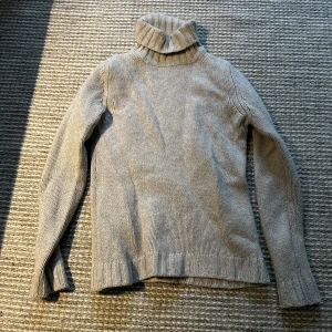 Stickad polotröja  - Stickad tröja i 100% ull! Inte sticksig alls! Gråbeige