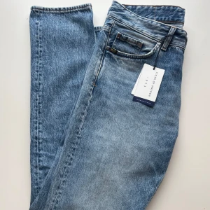 Blå jeans från Tiger of Sweden - Snygga blå jeans från Tiger of Sweden i modellen Nico. Aldrig använd, pris lapp kvar! Säljs för bra pris, utifrån original pris!!! 