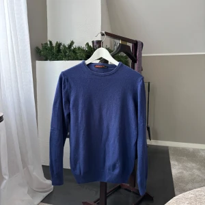 Cashmere tröja från Plusultra Milano - Säljer en blå tröja i 100% cashmere från Italien. Tröjan är även gjord i Italien och är i mycket bra skick och god kvalité. Den är i strl S och kan skicka överallt annars finns den att hämta på Lidingö! Hör gärna av dig vid ev frågor!