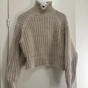 Stickad tröja - Fin stickad tröja med lite högre hals som är varm och skön. Använd några gånger men är i bra skick utan några vidare skavanker. Storlek XS