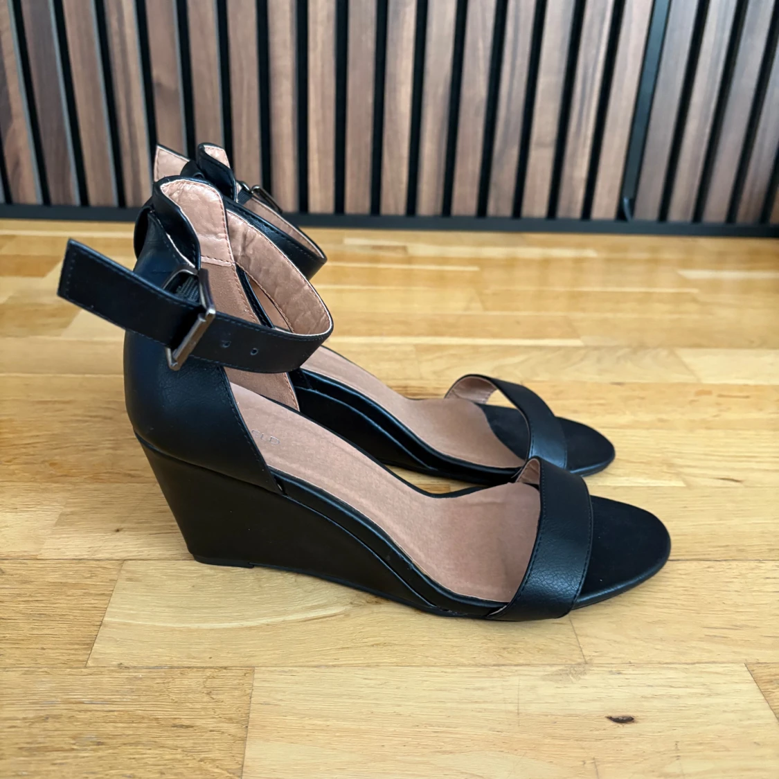 Svarta kilklackssandaler med ankelrem - 92