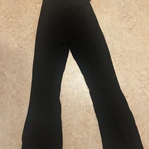 Svarta byxor - Snygga svarta byxor med bootcut-stil. Perfekta för en stilren look. Även ribbade längst ner.