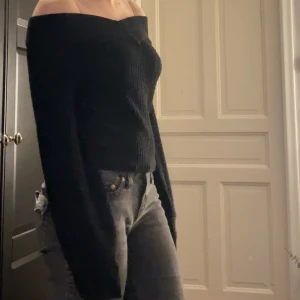 Stickad off shoulder  - Svart off shoulder tröja från Gina! Kommer ej till användning längre, storlek xs 