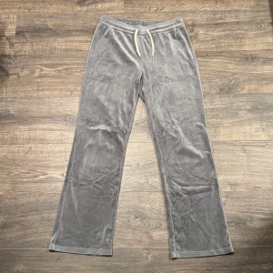 Gina Tricot Cecilia Velour grå mjukisbyxor - Cecilia Velour mjukisbyxor, grå, från Gina Tricot. Bandet som sitter i är från en beige kofta i samma serie. Storlek M, lite korta för mig som är ~173