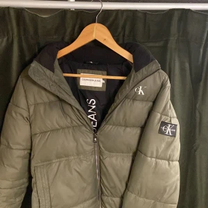 Ck jacka - En olivgrön jacka ifrån Calvin Klein om du kollar noga på sista bilden ser du att det är lite märken men det syns knappast! Skriv för funderingar🔥