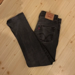 Svarta jeans från Levi's 511 - Snygga svarta jeans från Levi's med klassisk femficksdesign och en bekväm passform. Perfekta för en stilren look.