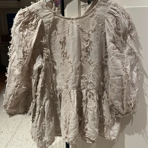 Jättefin blus  - Från Zara i linnematrial, den har trekvartärmar och är knappt använd 💗