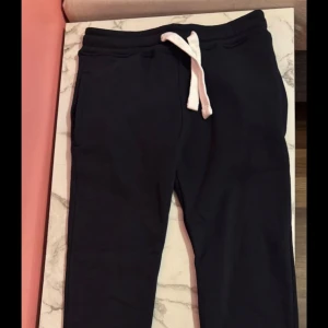 Mjukisbyxor från Russemerch  - Säljer ett par svarta mjukisbyxor från russemerch köpt precis. Säljer pågrund av att den va liten, helt ny aldrig använt bara testat.  Skick 10/10  passar både till tjejer och killar skulle jag säga den är unisex. hör av dig vid frågor 