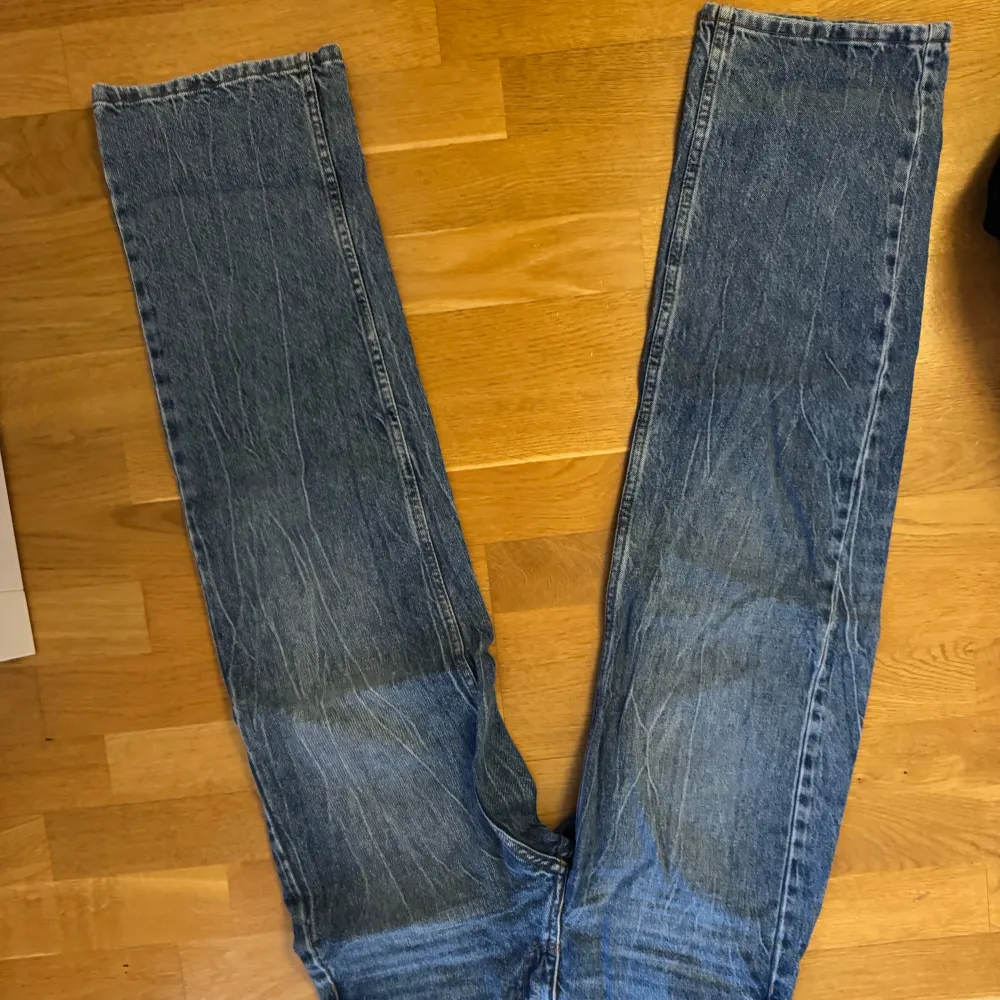 Snygga blå jeans med hög midja och klassisk femficksdesign. De har en rak passform. Använda fåtal gånger så bra skick! . Farkut & Housut.