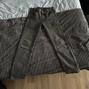 Grå Levis 501 jeans - Säljer ett par riktigt fräscha grå Levis jeans. De har en rak passform och är tillverkade i slitstarkt denim. Säljes då de inte passar mig, jag är 186cm ch väger 72kg. Skicka 9/10. Storleken är W28L32.
