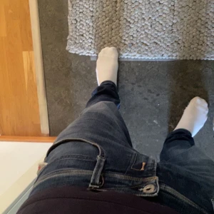 Blå jeans från Replay 32 - Snygga blå jeans från Replay, modell Anbass. De har en klassisk femficksdesign med dragkedja och knapp. Perfekta för en avslappnad stil.  Billigare vid direkt köp 