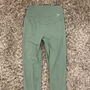 Gröna leggings från Gymshark - Snygga gröna leggings från Gymshark med hög midja. Kan också vikas ner så de blir lågmidjade!