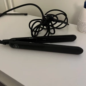 Plattång, OBH Nordica, svart - Svart plattång från OBH Nordica i mycket bra skick och fullt fungerande, använd lite. Säljes pga fått ny i present. Plattången har rundade kanter för att underlätta för att locka håret, flexibla plattor för jämnt tryck och jämn värmefördelning. Justerbar temperatur 120-230 grader och snabb uppvärmning på ca 30 sek.