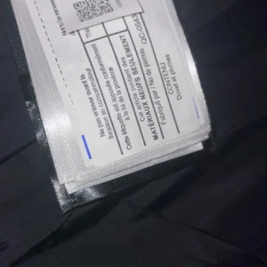 Svart dunjacka - Snygg och varm svart dunjacka perfekt för kyliga dagar. Jackan har en stilren design och är tillverkad av högkvalitativa material för att hålla dig varm och bekväm.