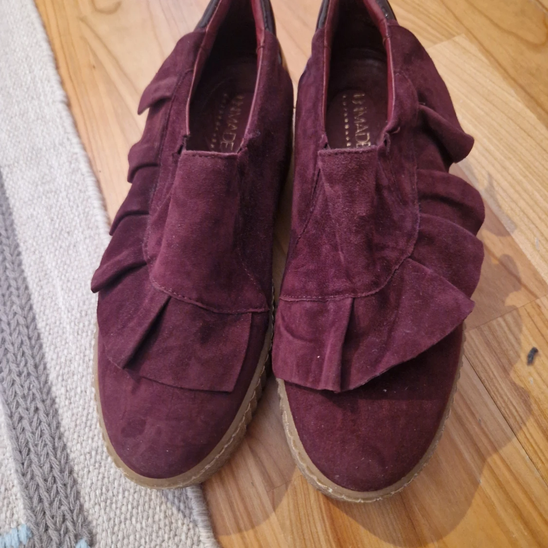 Vinröda mockaskor från Unmade Copenhagen