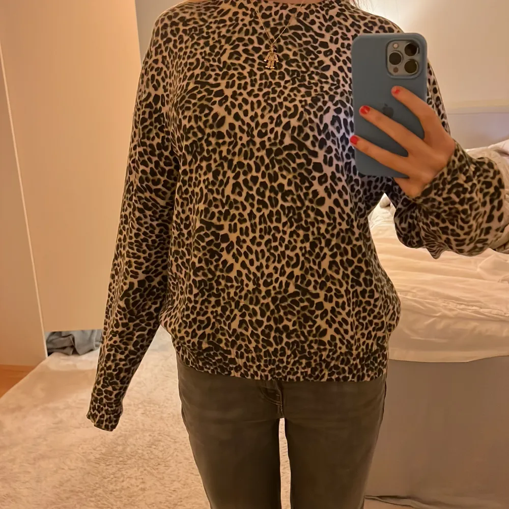 Säljer en snygg leopardmönstrad tröja med långa ärmar. Perfekt för att ge din outfit en trendig touch. Tröjan har en bekväm passform och är lätt att matcha med olika stilar.. Neuletakit & Villapaidat.