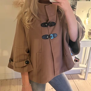 Beige Trekvartsärmad kappa  - Så snygg trekvartsärmad kappa i en beige färg! Funkar perfekt nu på vintern med en stickad tröja och även i vår! 😍😍