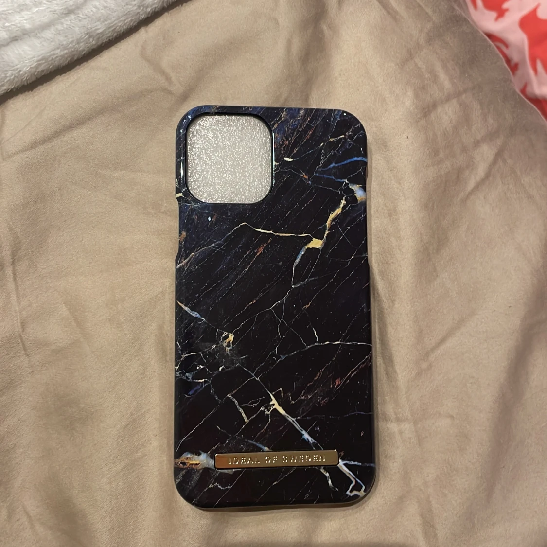 Svart mobilskal från Ideal of Sweden