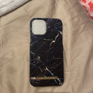 Svart mobilskal från Ideal of Sweden - Oanvänt skal från ideal of sweden. Jättefint marmormönster. Passar iPhone 12