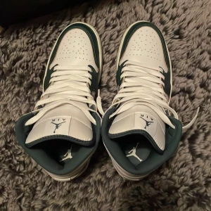 Jordan 1 Mid - Nu säljer jag mina nya Jordans som jag har använt 2 gånger, går ej att lämna tillbaks. Ordinarie pris ca 1850kr, inga problem med skorna. Kvitto finns och boxen.