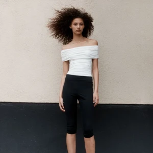 Vit offshoulder top body  - Säljer en stilren vit offshoulder body med rynkad design. Perfekt både rill vardags och fest. Slutsåld på H&Ms hemsida 💕endast testad så är i nyskick 