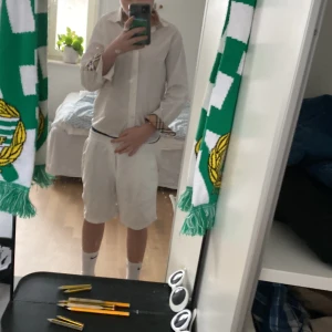 Burberry skjorta - Säljer en vit burberry skjorta skick 9/10 använd en sommar inga defekter såklart äkta