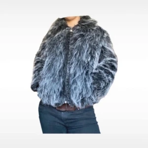 Grå pälsjacka - Säljer en fluffig och trendig grå pälsjacka med lång ärm. Jackan har en stilren design och är perfekt för att hålla sig varm och snygg under kyliga dagar. Den har en bekväm passform och är lätt att matcha med olika outfits.