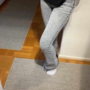 Grå jeans med slits från Zara - Högmidjade gråajeans från Zara. De är flare-stil med slitsar vid anklarna. Använda ett fåtalgånger och säljer dem då de inte kommer till användning. I storlek 38 men skulle säga att den är små i storleken.                                                        Innerbenets längd: ca 85 cm Benlängd: ca 110 cm 