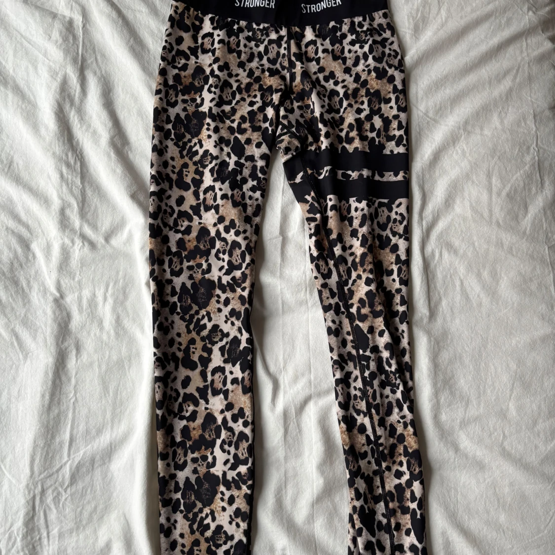 Leopardmönstrade tränings tights från Stronger