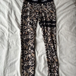 Leopardmönstrade tränings tights från Stronger - Snygga leopardmönstrade tränings tights från Stronger. Perfekta för träning eller en avslappnad dag. Har används ett fåtal gånger och är i mycket bra skick💕