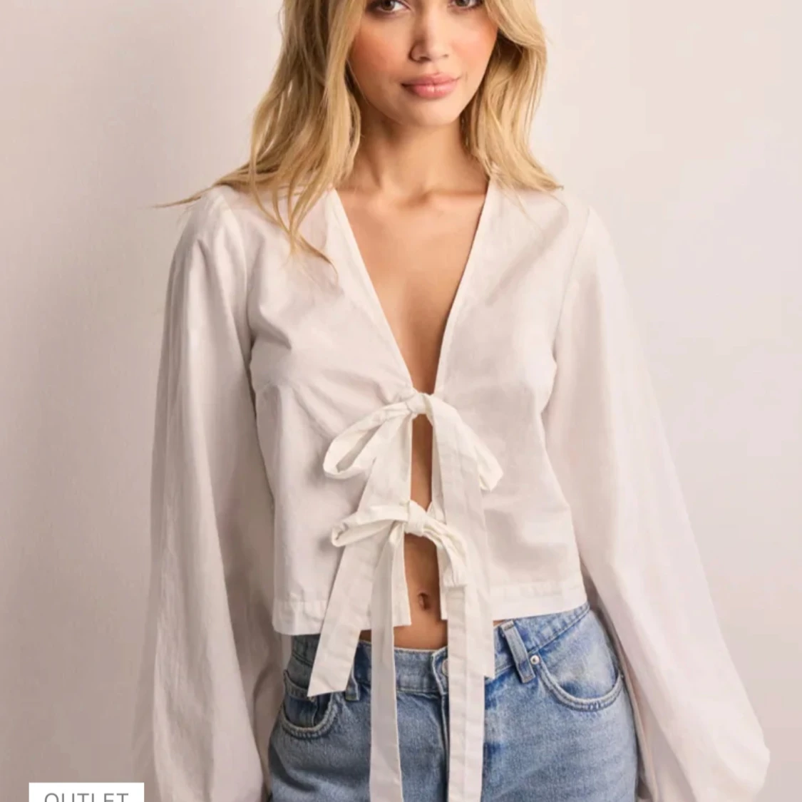 Vit blus med knytning