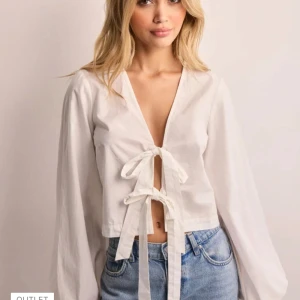 Vit blus med knytning - Snygg vit blus med knytning framtill 