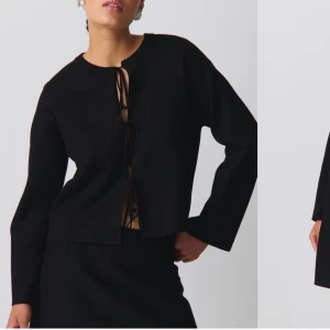 Svart kofta från Gina Tricot - Snygg svart kofta från Gina Tricot med knytning framtill. Perfekt för en stilren look. Långärmad och i mjukt material. Nypris 399 och använts fåtal gånger utan defekter 