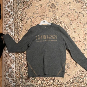 Grå tröja från BOSS - Grå tröja från Hugo Boss. Storlek L