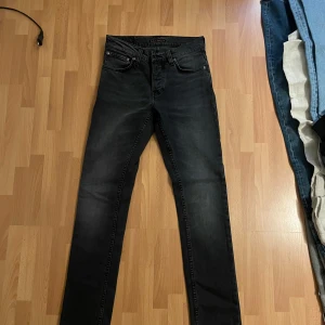 Nudie grim Tim - Jeans från nudie modellen grim Tim ( slim ) byxorna e helt nya endast testade, storlek 28/32, nypris 1600kr säljes för 450kr