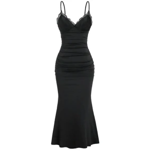 Svart långklänning med spetsdetaljer - Snygg svart långklänning med smala axelband och v-ringad spetsdetalj. Klänningen har en figurnära passform🖤