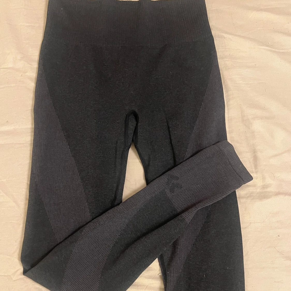 Svarta leggings med ribbade detaljer