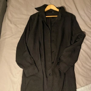 Svart set - Jätte fin svart set med en skjorta och byxa. Man kan också använda skjortan som en klänning.