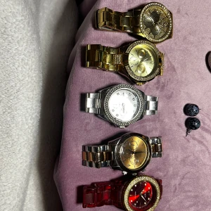 Flera armbandsur i olika färger - Säljer flera armbandsur i olika färger och stilar. Klockorna har metallarmband i guld, silver och rött, samt en barnklocka med rosa armband och tecknat motiv. Perfekt för att matcha olika outfits och tillfällen.   Olika priser på dom . Skriv för info men 70 kr st inte mer mindre för barn klockan 