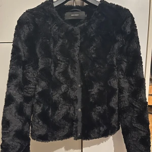 Svart pälsjacka  - Snygg svart fuskpälsjacka från Vero Moda med en mjuk och fluffig textur. Som ny!