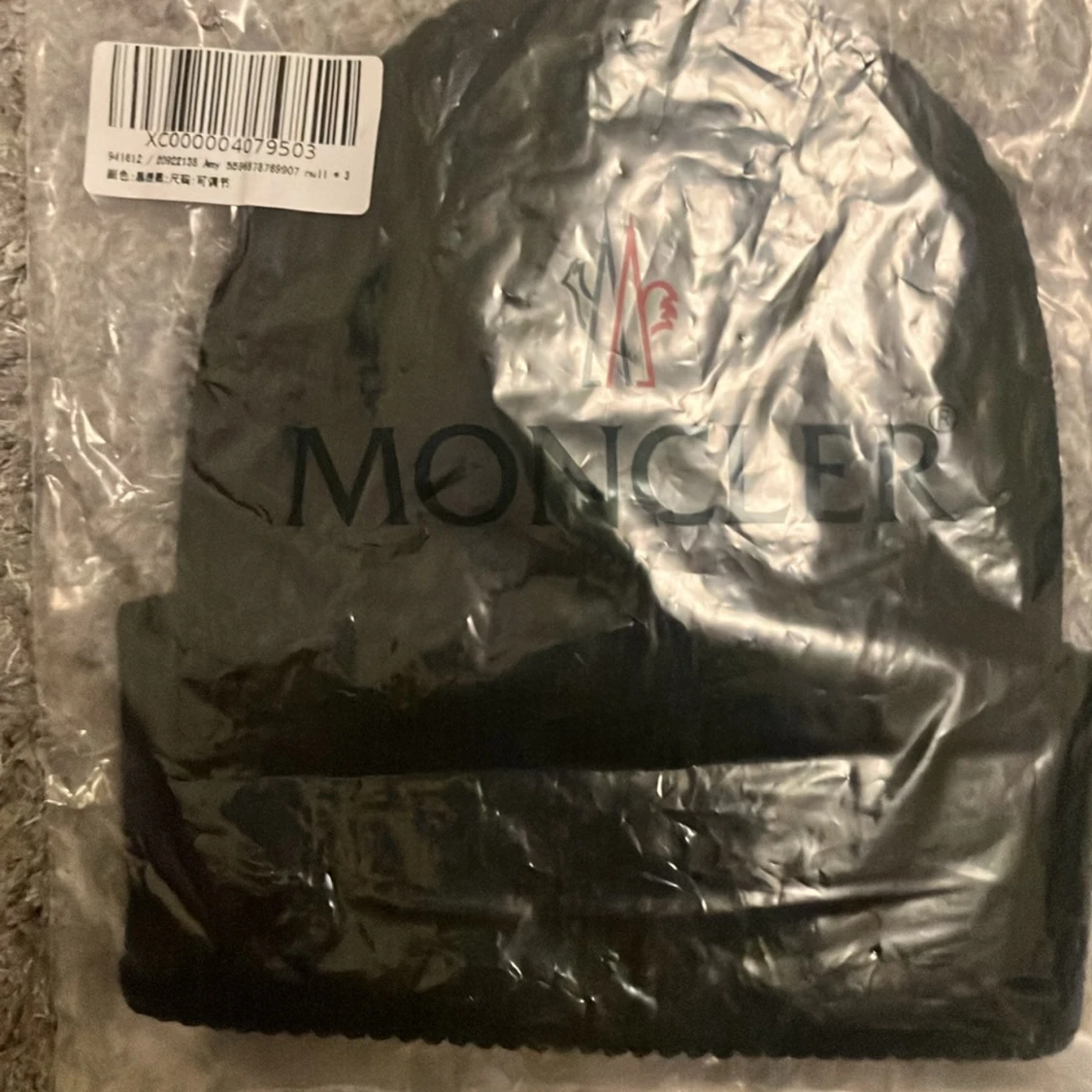 Svart mössa från Moncler